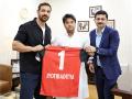 Jyotiraditya Scindia meets John Abraham and CEO Northeast United FC - Hindi News | Jyotiraditya Scindia meets John Abraham and CEO Northeast United FC | Latest football News at Lokmattimes.com