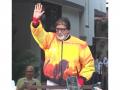 Amitabh Bachchan greets fans outside his residence, expresses gratitude for birthday wishes - Hindi News | Amitabh Bachchan greets fans outside his residence, expresses gratitude for birthday wishes | Latest entertainment News at Lokmattimes.com