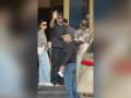 Ranbir, Alia spotted at airport; greet paps - Hindi News | Ranbir, Alia spotted at airport; greet paps | Latest entertainment News at Lokmattimes.com