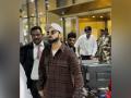 Virat Kohli spotted at Mumbai airport; playfully engages with paps, poses for photos - Hindi News | Virat Kohli spotted at Mumbai airport; playfully engages with paps, poses for photos | Latest entertainment News at Lokmattimes.com