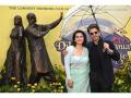 Shah Rukh, Kajol unveil 'DDLJ' bronze statue in London, see pics - Hindi News | Shah Rukh, Kajol unveil 'DDLJ' bronze statue in London, see pics | Latest entertainment News at Lokmattimes.com