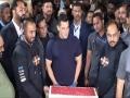 Salman Khan turns 60, shares birthday moments with paps - Hindi News | Salman Khan turns 60, shares birthday moments with paps | Latest entertainment News at Lokmattimes.com