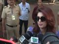 Maharashtra Civic Polls: Twinkle Khanna casts vote, says "out of habit and hope" - Hindi News | Maharashtra Civic Polls: Twinkle Khanna casts vote, says "out of habit and hope" | Latest entertainment News at Lokmattimes.com