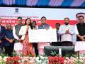 Assam CM distributes first tranche under Mukhyamantrir Atmanirbhar Asom Abhiyan 2.0 in Nagaon - Hindi News | Assam CM distributes first tranche under Mukhyamantrir Atmanirbhar Asom Abhiyan 2.0 in Nagaon | Latest national News at Lokmattimes.com