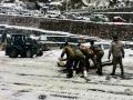 Heavy snowfall strands 350 tourist vehicles near Sikkim's Tsangu; rescue operations underway - Hindi News | Heavy snowfall strands 350 tourist vehicles near Sikkim's Tsangu; rescue operations underway | Latest national News at Lokmattimes.com