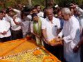 BJD chief Naveen Patnaik pays floral tribute to father Biju Patnaik - Hindi News | BJD chief Naveen Patnaik pays floral tribute to father Biju Patnaik | Latest national News at Lokmattimes.com
