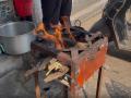 Telagana: Fast food owner creates unique wooden log stove due to LPG shortage - Hindi News | Telagana: Fast food owner creates unique wooden log stove due to LPG shortage | Latest national News at Lokmattimes.com
