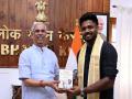 Kerala Governor honours Sanju Samson after his contributions in India's T20 WC 2026-winning campaign - Hindi News | Kerala Governor honours Sanju Samson after his contributions in India's T20 WC 2026-winning campaign | Latest cricket News at Lokmattimes.com