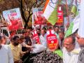 MP Congress protests LPG shortage in Bhopal, distributes coal to shopkeepers - Hindi News | MP Congress protests LPG shortage in Bhopal, distributes coal to shopkeepers | Latest national News at Lokmattimes.com