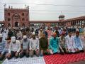 Thousands offer Namaz at Delhi's Jama Masjid on Eid al-Fitr - Hindi News | Thousands offer Namaz at Delhi's Jama Masjid on Eid al-Fitr | Latest national News at Lokmattimes.com