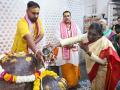 President Droupadi Murmu offers prayers at Danghati Temple in Mathura - Hindi News | President Droupadi Murmu offers prayers at Danghati Temple in Mathura | Latest national News at Lokmattimes.com