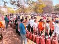 People stand in long queue for cylinder near gas agency in Bhopal; owner urges them not to panic - Hindi News | People stand in long queue for cylinder near gas agency in Bhopal; owner urges them not to panic | Latest national News at Lokmattimes.com