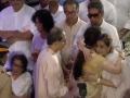 Uddhav Thackeray, Riteish Deshmukh among dignitaries pay last tribute to Asha Bhosle - Hindi News | Uddhav Thackeray, Riteish Deshmukh among dignitaries pay last tribute to Asha Bhosle | Latest entertainment News at Lokmattimes.com