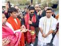 Historic "Prayer for Global Peace" Ganga Aarti Held on River Thames by Two Holy Men and Over 250 Devotees - Hindi News | Historic "Prayer for Global Peace" Ganga Aarti Held on River Thames by Two Holy Men and Over 250 Devotees | Latest business News at Lokmattimes.com