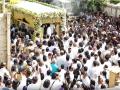 Asha Bhosle cremated with full state hounours; son Anand lights funeral pyre as nation bids tearful farewell to melody queen - Hindi News | Asha Bhosle cremated with full state hounours; son Anand lights funeral pyre as nation bids tearful farewell to melody queen | Latest entertainment News at Lokmattimes.com