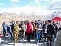 Ladakh LG Saxena visits eastern portal of Zoji-La Tunnel to review ongoing work - Hindi News | Ladakh LG Saxena visits eastern portal of Zoji-La Tunnel to review ongoing work | Latest national News at Lokmattimes.com