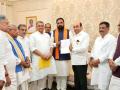 BJP leader Samrat Choudhary meets Bihar Governor, stakes claim to form state government - Hindi News | BJP leader Samrat Choudhary meets Bihar Governor, stakes claim to form state government | Latest politics News at Lokmattimes.com