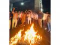 BJYM stages protest in Hyderabad, burns Rahul Gandhi effigy after women's quota bill fails in Lok Sabha - Hindi News | BJYM stages protest in Hyderabad, burns Rahul Gandhi effigy after women's quota bill fails in Lok Sabha | Latest politics News at Lokmattimes.com