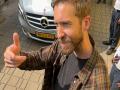 Calvin Harris poses for paps at Mumbai airport - Hindi News | Calvin Harris poses for paps at Mumbai airport | Latest entertainment News at Lokmattimes.com