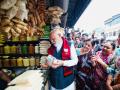 PM Modi's Jhalmuri break sparks internet frenzy, racks up 100M+ views in a day - Hindi News | PM Modi's Jhalmuri break sparks internet frenzy, racks up 100M+ views in a day | Latest national News at Lokmattimes.com