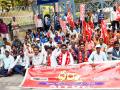 Hyderabad: AITUC protests at GHMC office, demands Rs 26,000 minimum wage for contract workers - Hindi News | Hyderabad: AITUC protests at GHMC office, demands Rs 26,000 minimum wage for contract workers | Latest national News at Lokmattimes.com