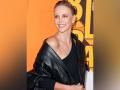 "I'm not haunted by it anymore": Charlize Theron recalls mother fatally shooting father in self-defence - Hindi News | "I'm not haunted by it anymore": Charlize Theron recalls mother fatally shooting father in self-defence | Latest entertainment News at Lokmattimes.com