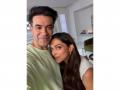Mom-to-be Deepika Padukone back on set post pregnancy announcement, director Punit Malhotra shares pic - Hindi News | Mom-to-be Deepika Padukone back on set post pregnancy announcement, director Punit Malhotra shares pic | Latest entertainment News at Lokmattimes.com