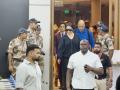 Singer Rihanna arrives in Mumbai, greets fans - Hindi News | Singer Rihanna arrives in Mumbai, greets fans | Latest entertainment News at Lokmattimes.com
