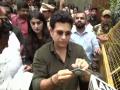 Sachin Tendulkar celebrates 53rd birthday in Mumbai; clicks selfies, signs autographs for fans - Hindi News | Sachin Tendulkar celebrates 53rd birthday in Mumbai; clicks selfies, signs autographs for fans | Latest cricket News at Lokmattimes.com
