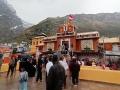 Relief from heat as rain, light snowfall lashes Badrinath Dham; pilgrims cheer 'divine' weather change - Hindi News | Relief from heat as rain, light snowfall lashes Badrinath Dham; pilgrims cheer 'divine' weather change | Latest national News at Lokmattimes.com