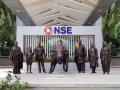 Sensex, Nifty close the day in red amid FII selling and elevated crude oil prices - Hindi News | Sensex, Nifty close the day in red amid FII selling and elevated crude oil prices | Latest business News at Lokmattimes.com