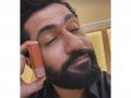 Vicky Kaushal flaunts his "caffeinated cheeks" as he applies his wife Katrina's newly launched jelly blush - Hindi News | Vicky Kaushal flaunts his "caffeinated cheeks" as he applies his wife Katrina's newly launched jelly blush | Latest entertainment News at Lokmattimes.com