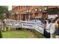 Sam Higginbottom Agriculture University teachers and staff in Prayagraj protest, claim unpaid salary arrears - Hindi News | Sam Higginbottom Agriculture University teachers and staff in Prayagraj protest, claim unpaid salary arrears | Latest national News at Lokmattimes.com