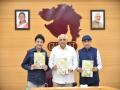 Gujarat CM Bhupendra Patel launches the 'VishwaMelo' special edition by Vishwa Gujarati Samaj and a new updated website - Hindi News | Gujarat CM Bhupendra Patel launches the 'VishwaMelo' special edition by Vishwa Gujarati Samaj and a new updated website | Latest national News at Lokmattimes.com