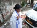 Mimicry artist Ratan Ranjan performs a satirical skit dressed as CM Mamata Banerjee - Hindi News | Mimicry artist Ratan Ranjan performs a satirical skit dressed as CM Mamata Banerjee | Latest national News at Lokmattimes.com