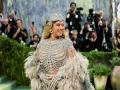 Met Gala 2026: Beyonce shuts down red carpet in bold skeleton-inspired look with dramatic feathered cape - Hindi News | Met Gala 2026: Beyonce shuts down red carpet in bold skeleton-inspired look with dramatic feathered cape | Latest entertainment News at Lokmattimes.com