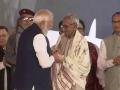PM Modi felicitates BJP veteran worker Makhanlal Sarkar during swearing-in ceremony in Kolkata - Hindi News | PM Modi felicitates BJP veteran worker Makhanlal Sarkar during swearing-in ceremony in Kolkata | Latest national News at Lokmattimes.com