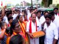 TVK workers distribute sweets, burst crackers as Vijay becomes Tamil Nadu CM - Hindi News | TVK workers distribute sweets, burst crackers as Vijay becomes Tamil Nadu CM | Latest politics News at Lokmattimes.com