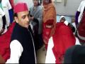 Akhilesh Yadav chides doctor on emergency duty for interrupting during his meet with accident victims - Hindi News | Akhilesh Yadav chides doctor on emergency duty for interrupting during his meet with accident victims | Latest national News at Lokmattimes.com