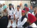 Akhilesh Yadav meets family of farmer killed in Lakhimpur Kheri violence - Hindi News | Akhilesh Yadav meets family of farmer killed in Lakhimpur Kheri violence | Latest national News at Lokmattimes.com