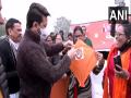 Anurag Thakur participates in kite flying with BJP workers in Lucknow - Hindi News | Anurag Thakur participates in kite flying with BJP workers in Lucknow | Latest national News at Lokmattimes.com