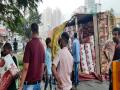 Apple-laden truck overturns in Maharashtra's Thane - Hindi News | Apple-laden truck overturns in Maharashtra's Thane | Latest maharashtra News at Lokmattimes.com