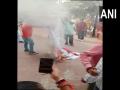 Bajrang Dal activists set fire to 'Pakistani food festival' banner in Gujarat's Surat - Hindi News | Bajrang Dal activists set fire to 'Pakistani food festival' banner in Gujarat's Surat | Latest national News at Lokmattimes.com