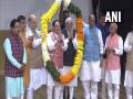 PM Modi gets Nadda garlanded first at Parliamentary party meeting, shows organisational supremacy - Hindi News | PM Modi gets Nadda garlanded first at Parliamentary party meeting, shows organisational supremacy | Latest national News at Lokmattimes.com