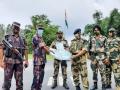 India-Bangladesh border forces exchange sweet, greet on Eid-al-Adha - Hindi News | India-Bangladesh border forces exchange sweet, greet on Eid-al-Adha | Latest national News at Lokmattimes.com