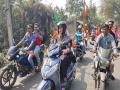 A day after Mamata Banerjee, Smriti Irani drives scooty during BJP roadshow in West Bengal - Hindi News | A day after Mamata Banerjee, Smriti Irani drives scooty during BJP roadshow in West Bengal | Latest national News at Lokmattimes.com