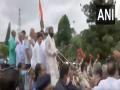 Karnataka opposition leaders arrive for assembly session in a bullock cart to protest fuel price hike - Hindi News | Karnataka opposition leaders arrive for assembly session in a bullock cart to protest fuel price hike | Latest national News at Lokmattimes.com