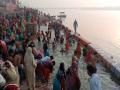 Prayagraj: Devotees take holy dip in river Yamuna on Bhai Dooj - Hindi News | Prayagraj: Devotees take holy dip in river Yamuna on Bhai Dooj | Latest national News at Lokmattimes.com
