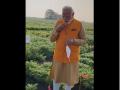 Hyderabad: PM Modi visits ICRISAT campus, tastes 'chana' direct from farm - Hindi News | Hyderabad: PM Modi visits ICRISAT campus, tastes 'chana' direct from farm | Latest national News at Lokmattimes.com