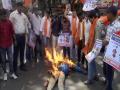 Hyderabad: Bajrang Dal stages protest against Valentine's Day, requests govt to declare Feb 14 as Amar Jawan Diwas - Hindi News | Hyderabad: Bajrang Dal stages protest against Valentine's Day, requests govt to declare Feb 14 as Amar Jawan Diwas | Latest national News at Lokmattimes.com